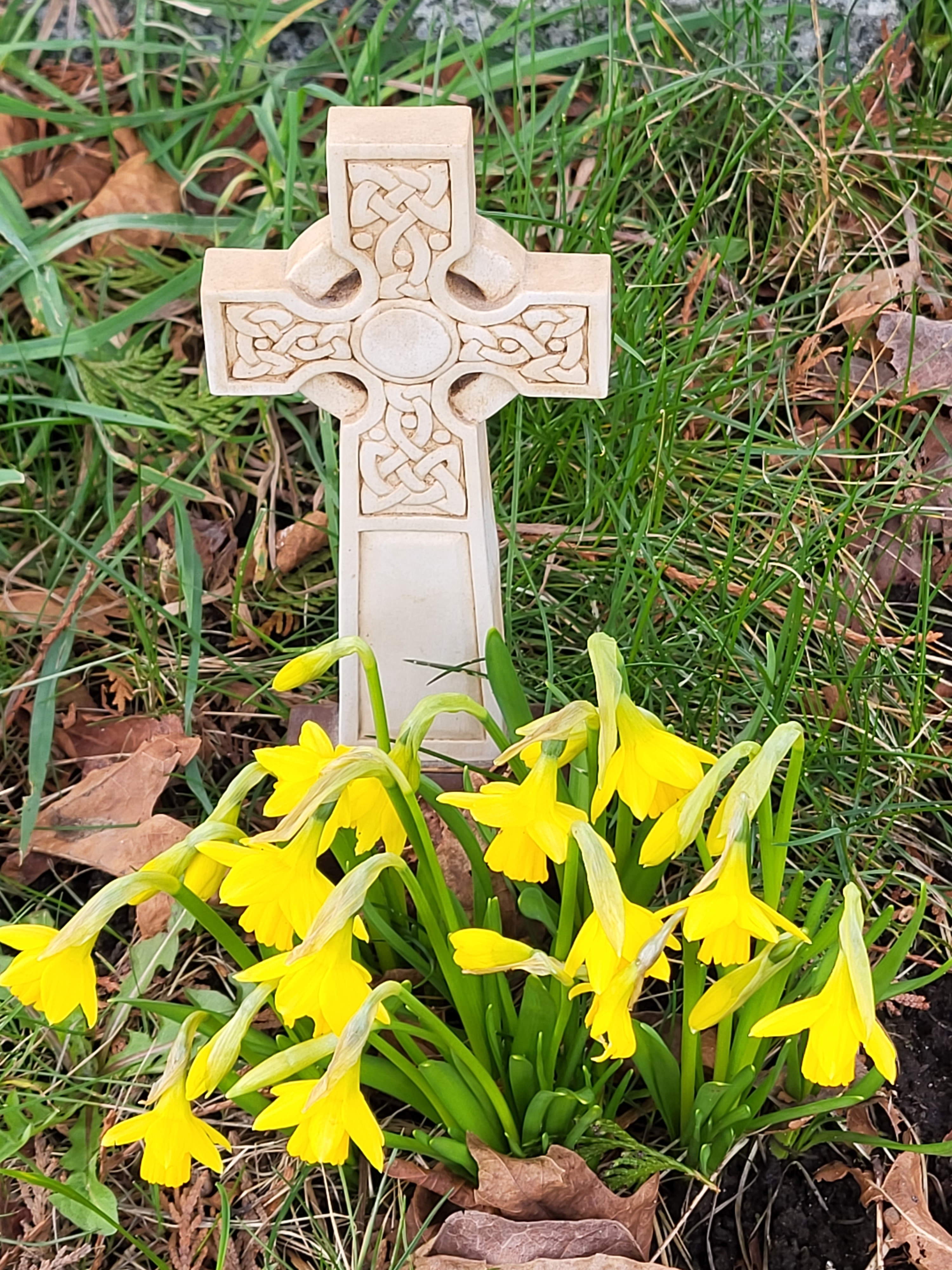 cross with daffodils